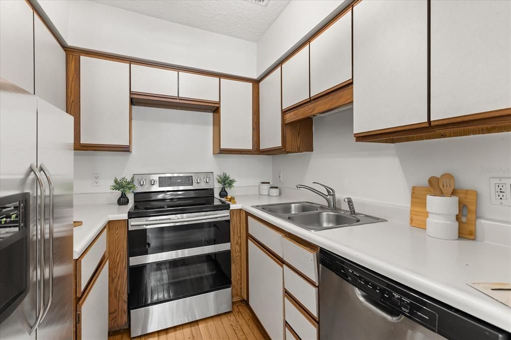 For Sale: $260,000 (2 beds, 2 baths, 970 Square Feet)