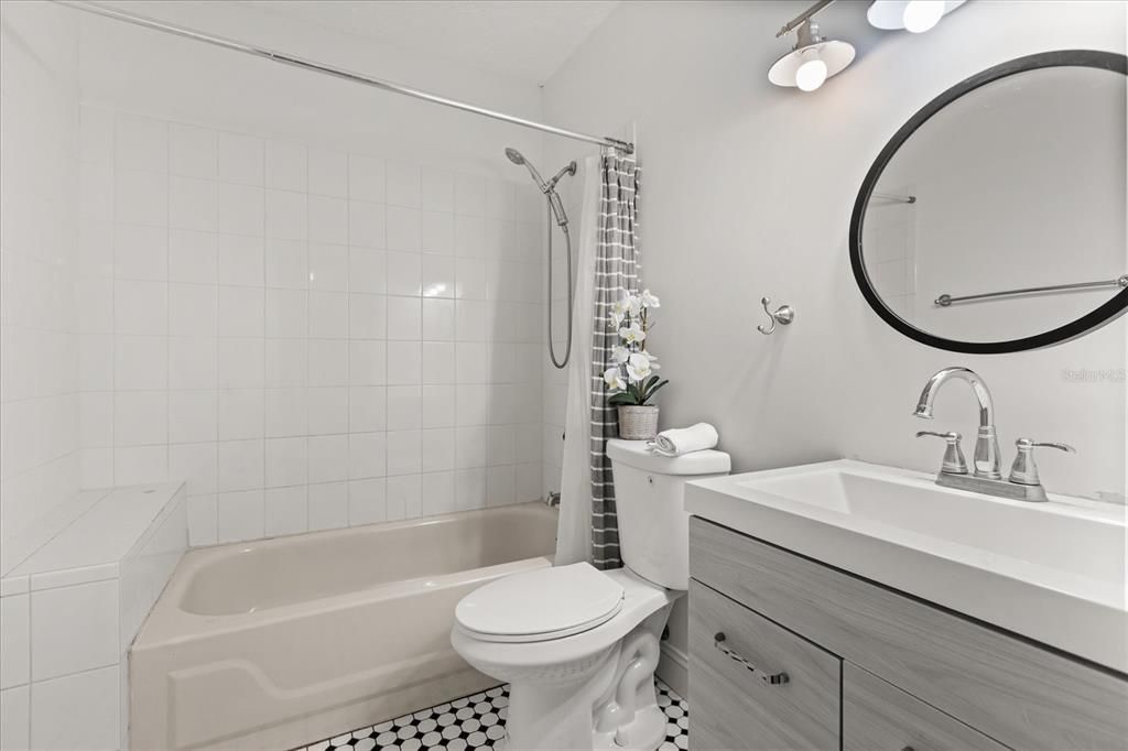 For Sale: $260,000 (2 beds, 2 baths, 970 Square Feet)