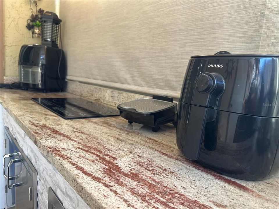 Active With Contract: $255,000 (2 beds, 1 baths, 1056 Square Feet)