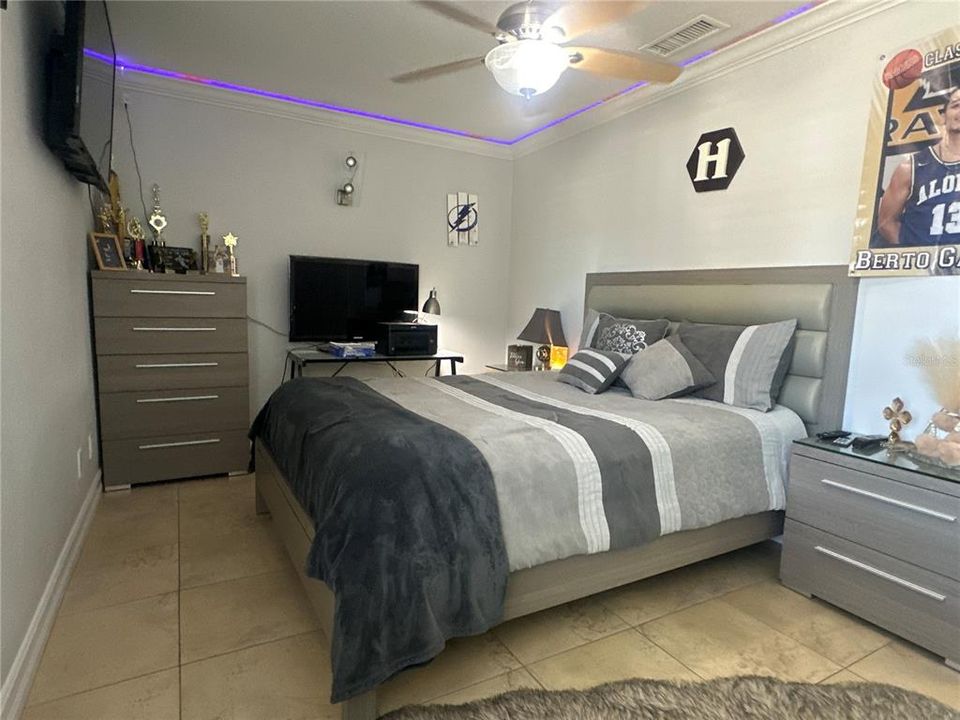 Active With Contract: $255,000 (2 beds, 1 baths, 1056 Square Feet)