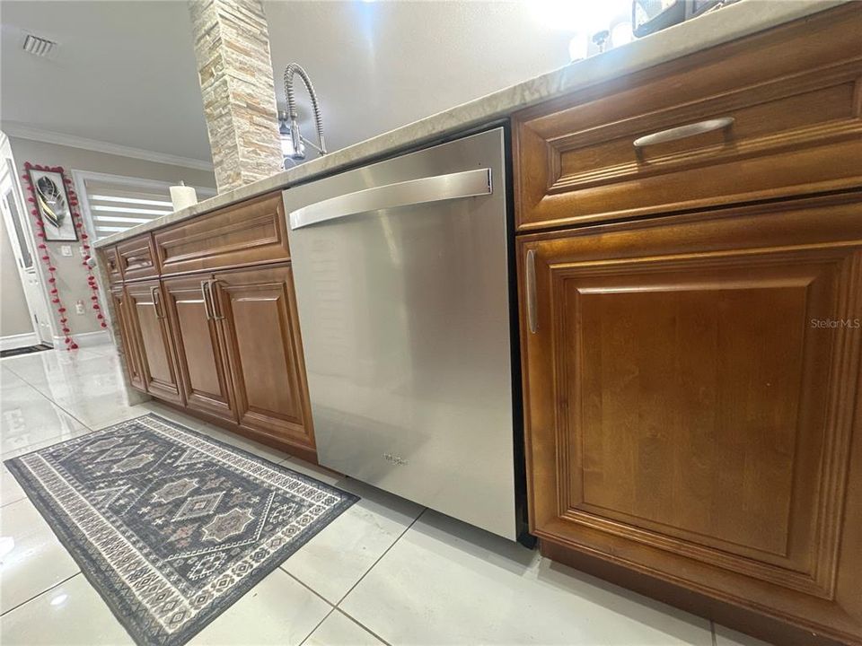 Active With Contract: $255,000 (2 beds, 1 baths, 1056 Square Feet)