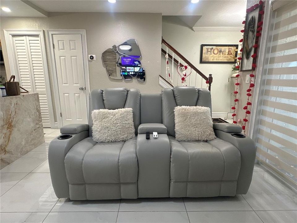 Active With Contract: $255,000 (2 beds, 1 baths, 1056 Square Feet)