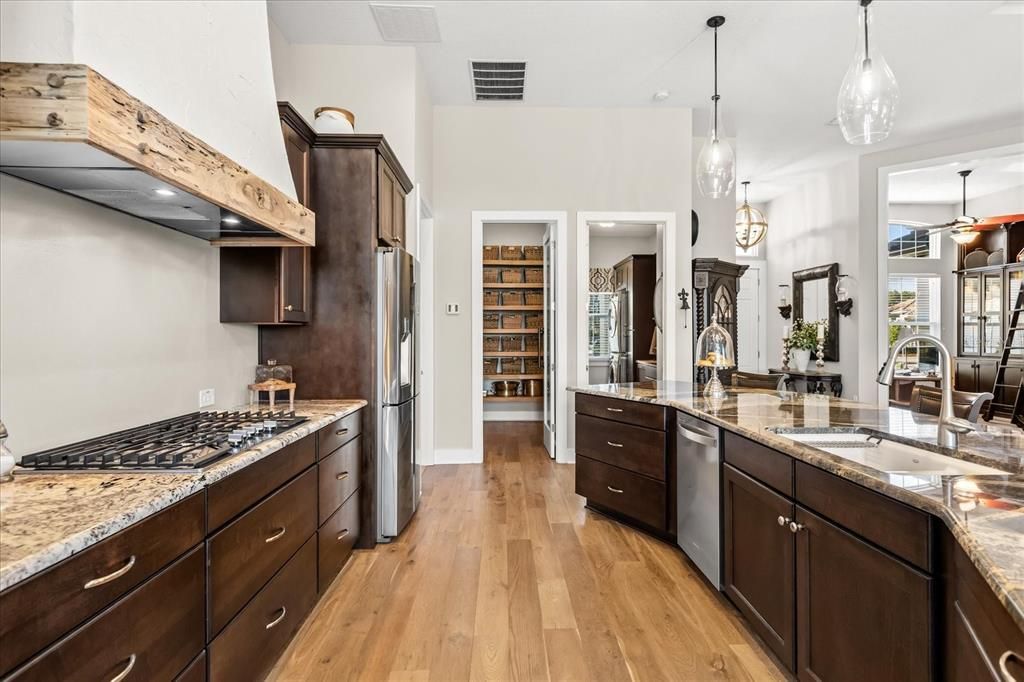 En Venta: $875,000 (3 camas, 3 baños, 2647 Pies cuadrados)