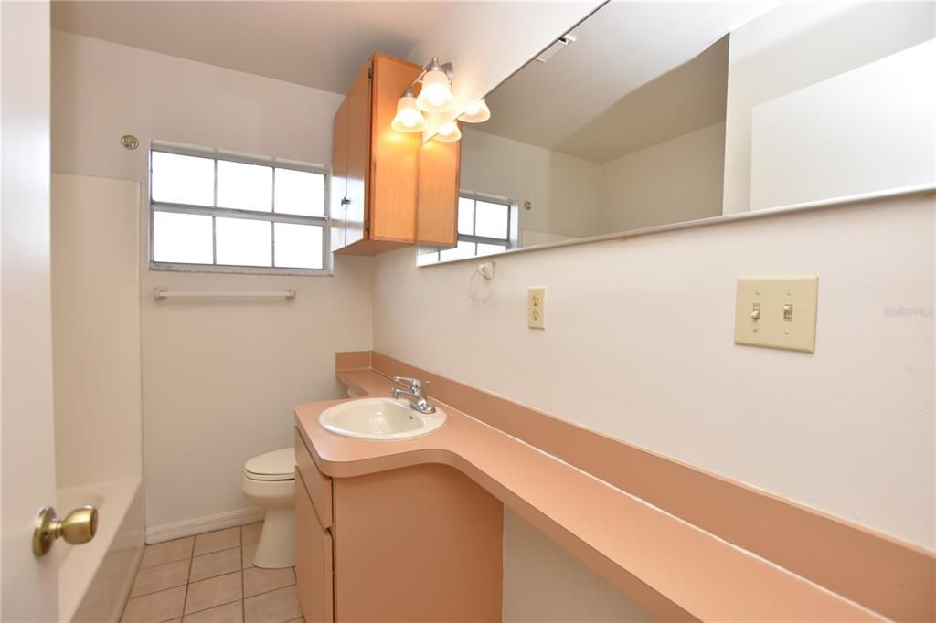 Activo con contrato: $1,599 (3 camas, 2 baños, 1389 Pies cuadrados)