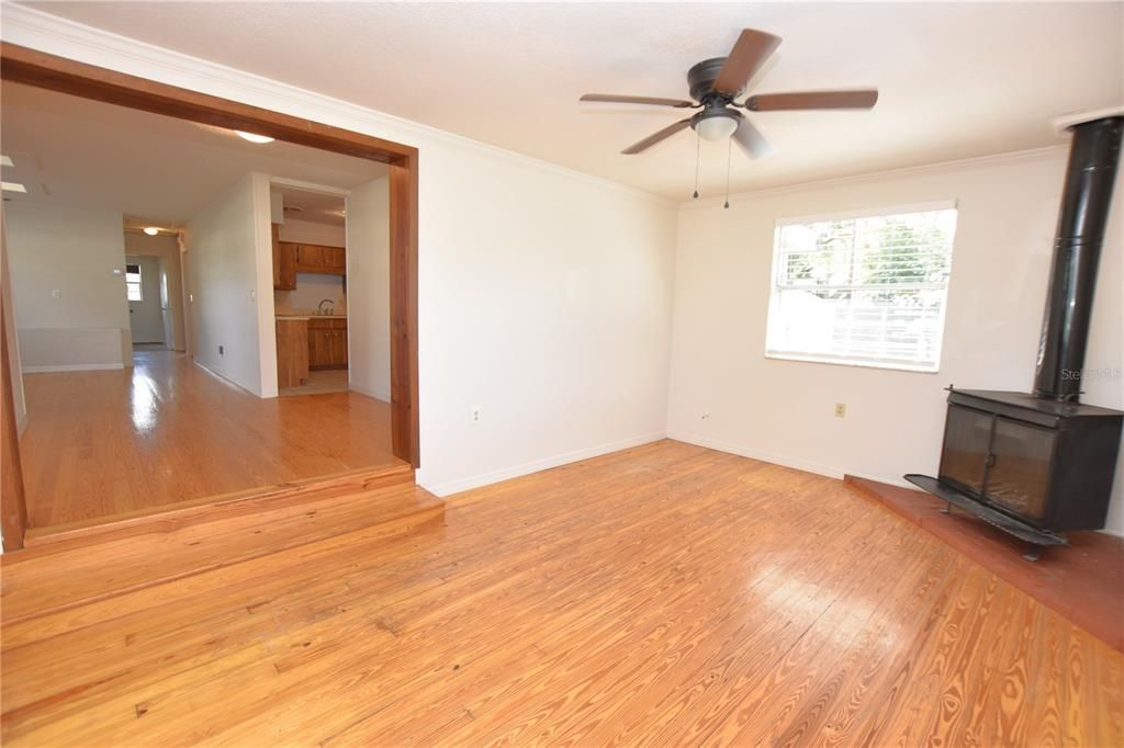 Activo con contrato: $1,599 (3 camas, 2 baños, 1389 Pies cuadrados)