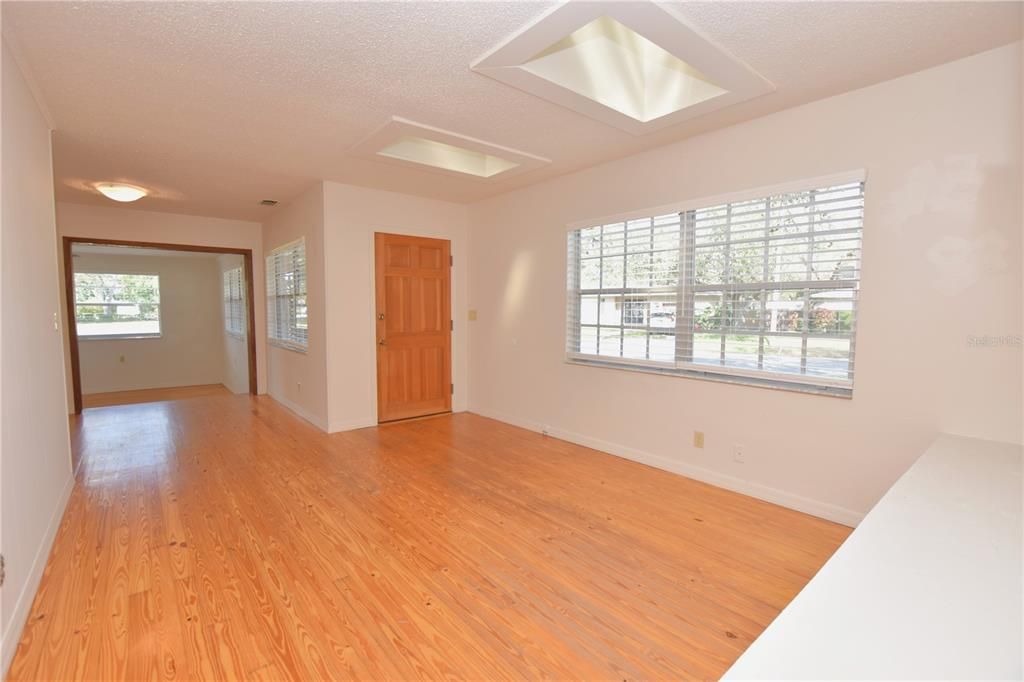 Activo con contrato: $1,599 (3 camas, 2 baños, 1389 Pies cuadrados)