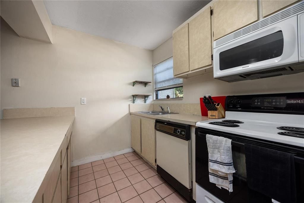 For Sale: $87,500 (2 beds, 1 baths, 876 Square Feet)