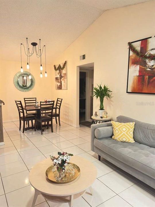 Active With Contract: $129,900 (1 beds, 1 baths, 711 Square Feet)