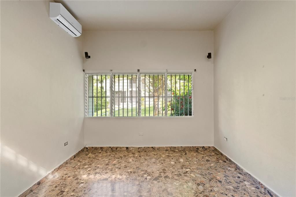 For Sale: $695,000 (5 beds, 4 baths, 2600 Square Feet)