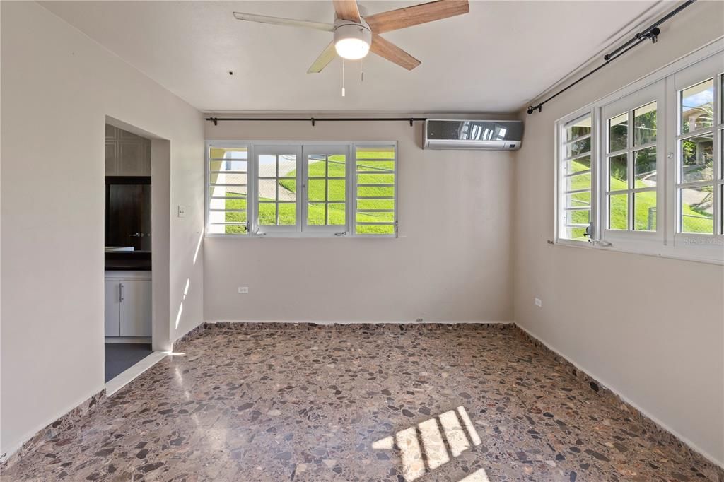 For Sale: $695,000 (5 beds, 4 baths, 2600 Square Feet)