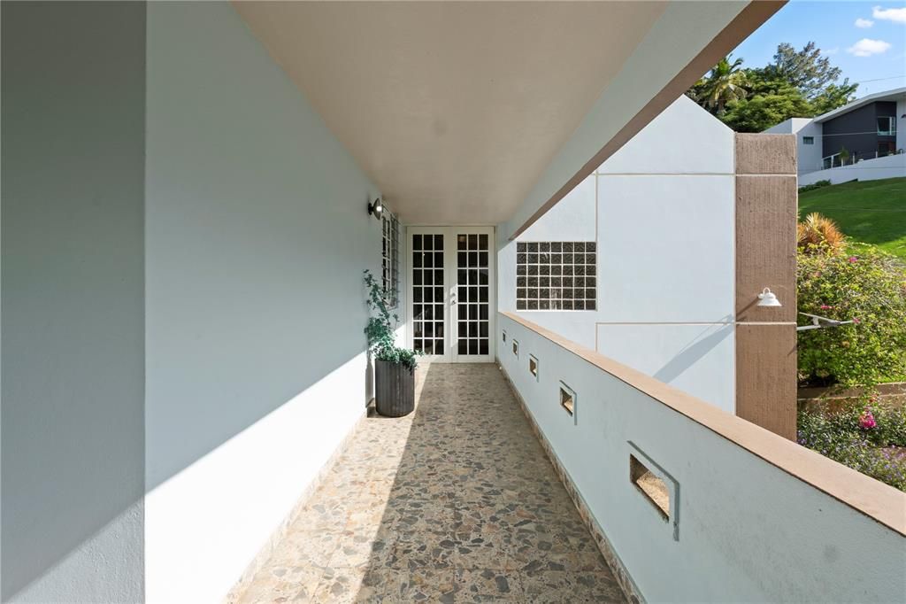 For Sale: $695,000 (5 beds, 4 baths, 2600 Square Feet)