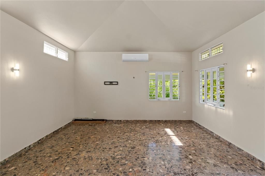 For Sale: $695,000 (5 beds, 4 baths, 2600 Square Feet)
