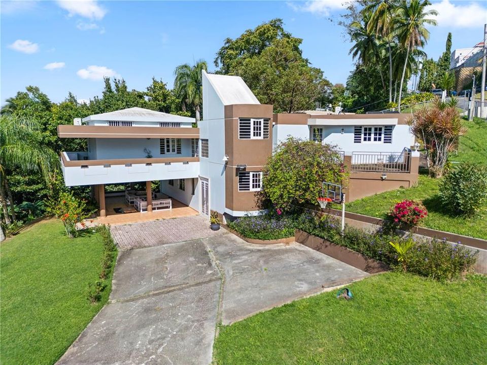 For Sale: $695,000 (5 beds, 4 baths, 2600 Square Feet)
