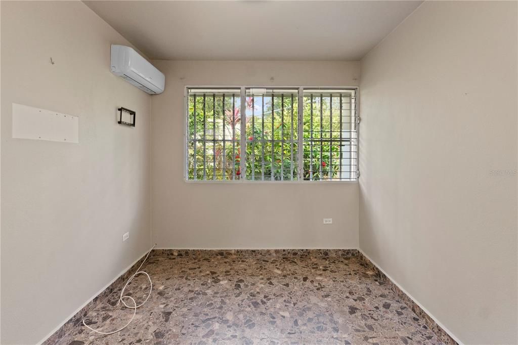 For Sale: $695,000 (5 beds, 4 baths, 2600 Square Feet)
