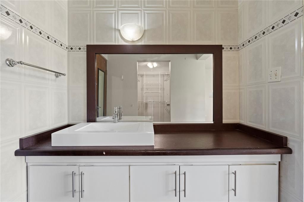 For Sale: $695,000 (5 beds, 4 baths, 2600 Square Feet)