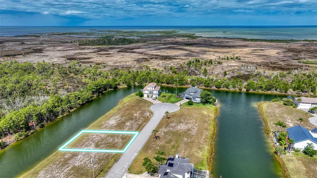 На продажу: $115,000 (0.17 acres)