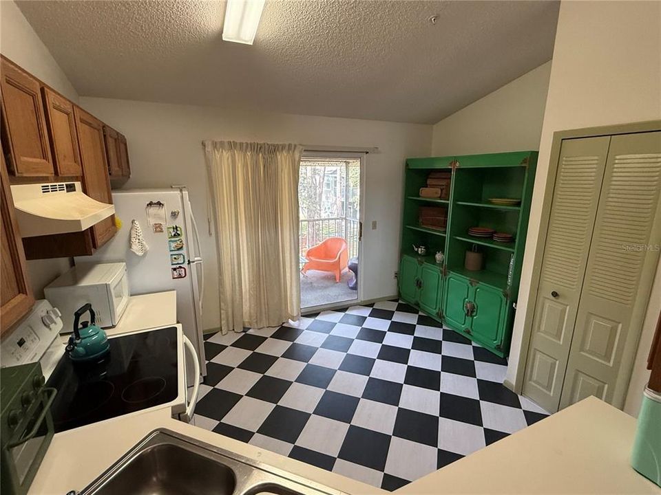 En Venta: $215,000 (2 camas, 2 baños, 975 Pies cuadrados)
