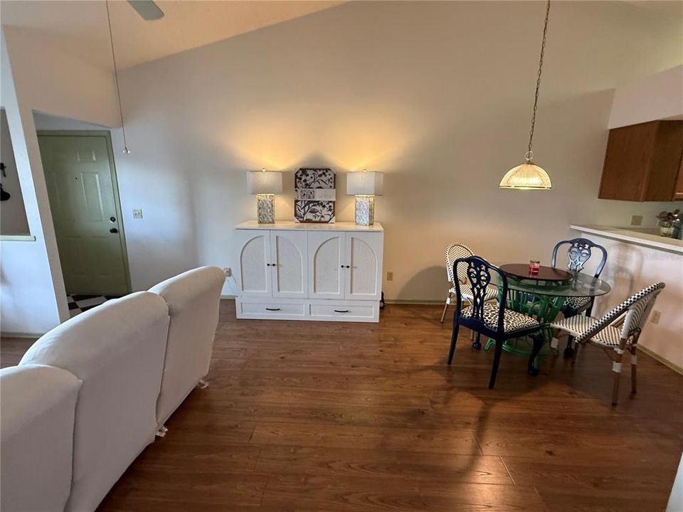 En Venta: $215,000 (2 camas, 2 baños, 975 Pies cuadrados)