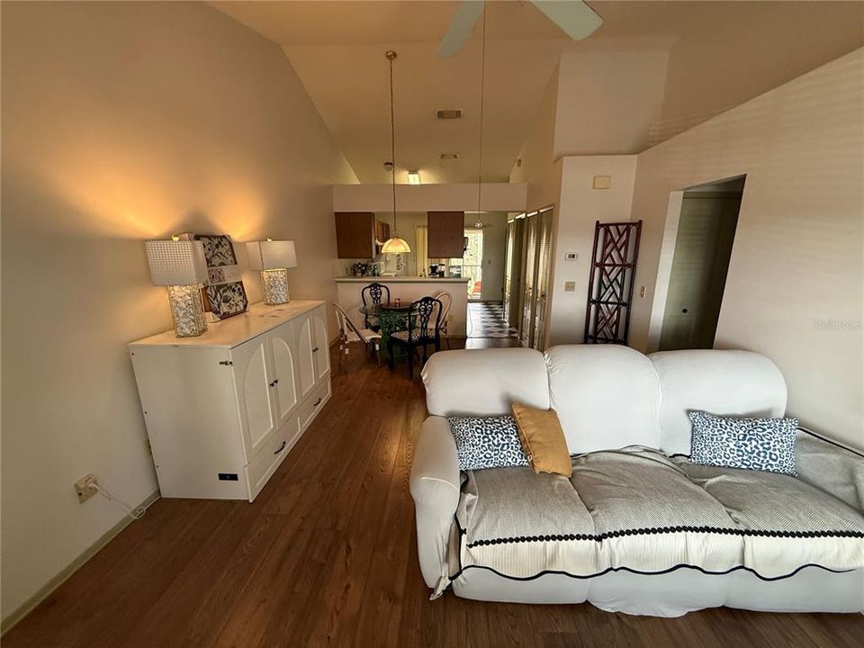 En Venta: $215,000 (2 camas, 2 baños, 975 Pies cuadrados)