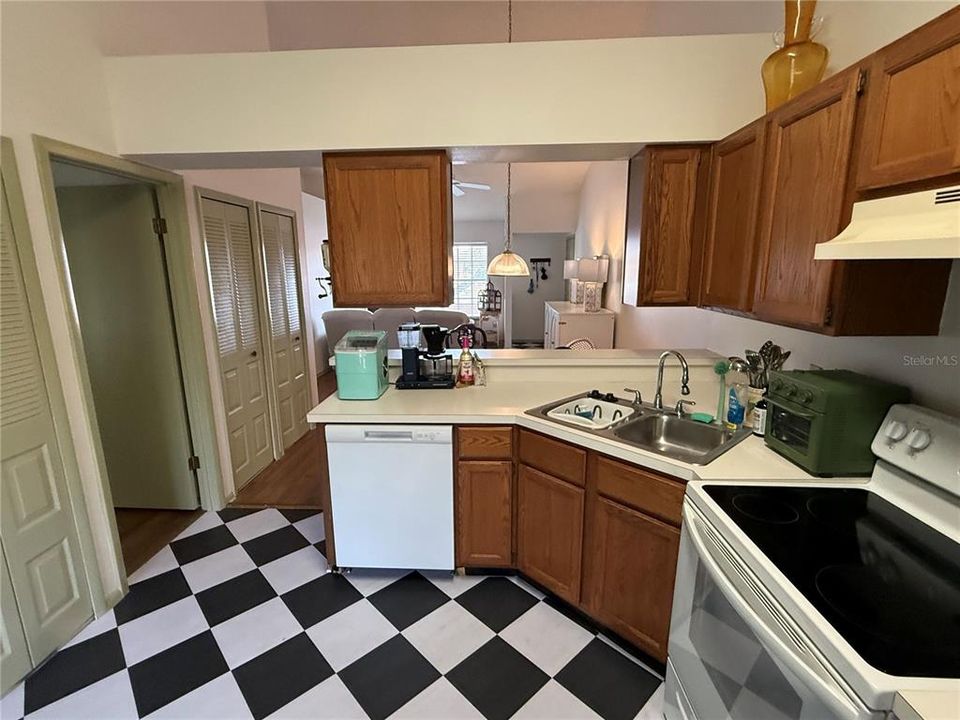 En Venta: $215,000 (2 camas, 2 baños, 975 Pies cuadrados)