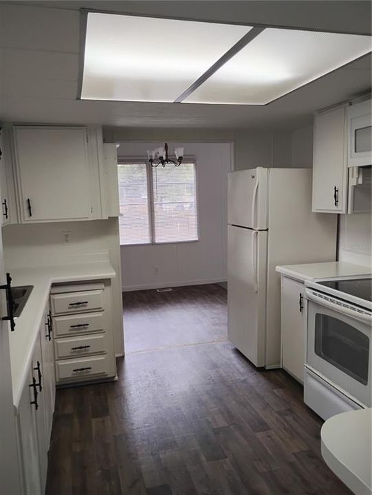 Active With Contract: $200,000 (2 beds, 2 baths, 1440 Square Feet)