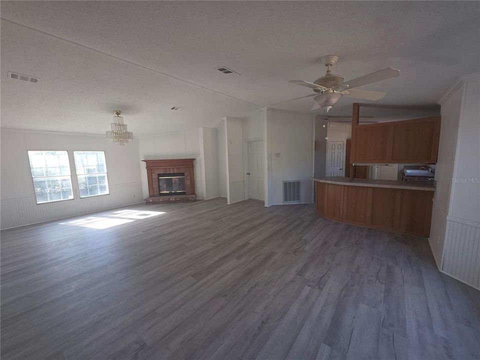 Activo con contrato: $254,500 (3 camas, 2 baños, 1560 Pies cuadrados)