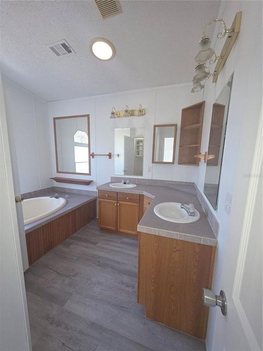 Activo con contrato: $254,500 (3 camas, 2 baños, 1560 Pies cuadrados)