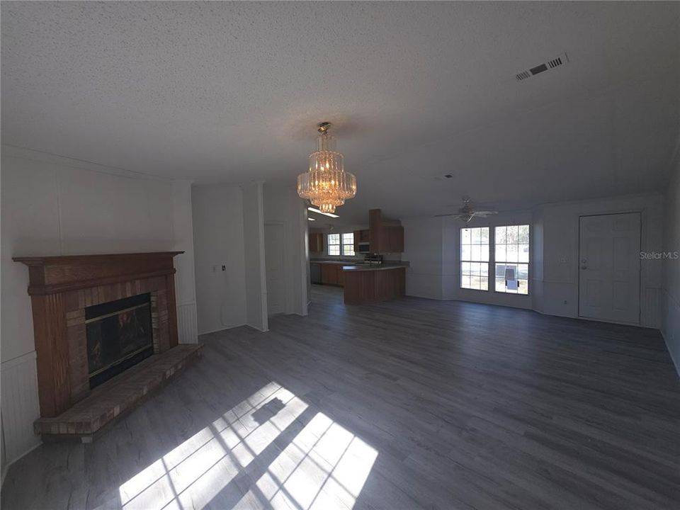 Activo con contrato: $254,500 (3 camas, 2 baños, 1560 Pies cuadrados)