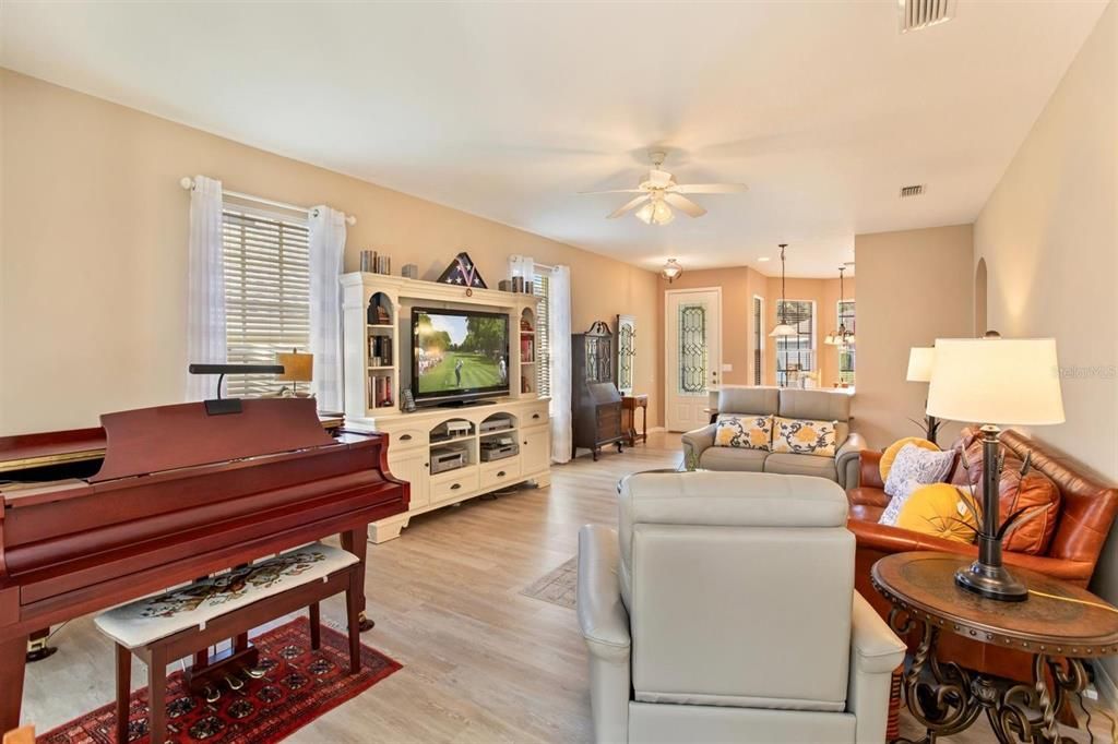 For Sale: $271,000 (3 beds, 2 baths, 1469 Square Feet)