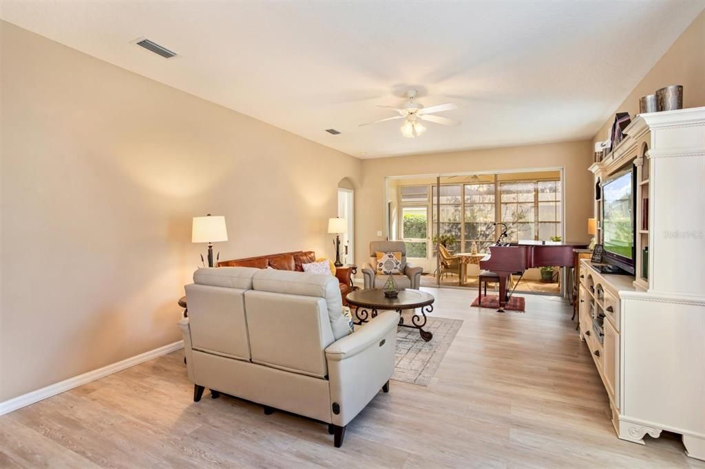 For Sale: $271,000 (3 beds, 2 baths, 1469 Square Feet)