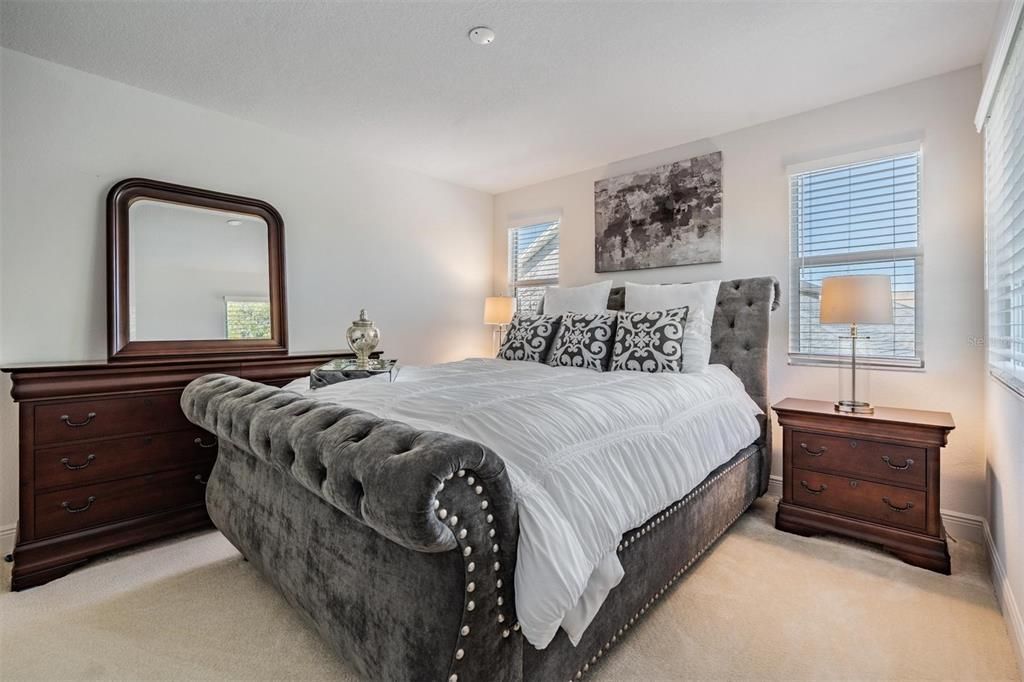 Activo con contrato: $659,900 (5 camas, 4 baños, 3663 Pies cuadrados)