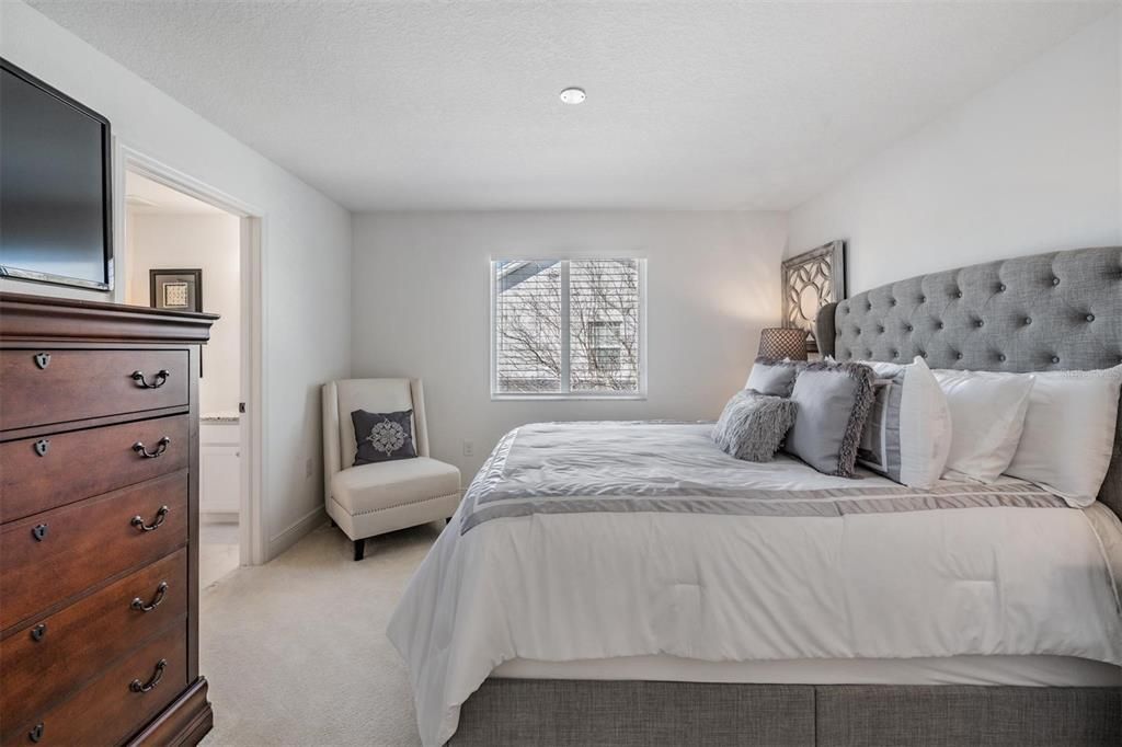 Activo con contrato: $659,900 (5 camas, 4 baños, 3663 Pies cuadrados)