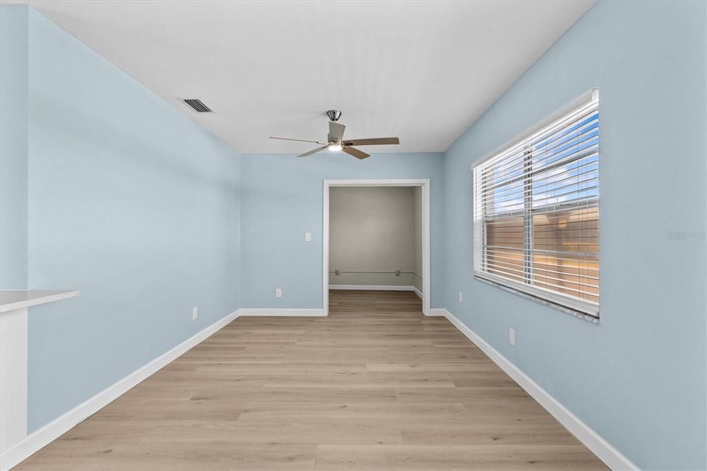 Под контрактом: $129,500 (1 спален, 1 ванн, 720 Квадратных фут)