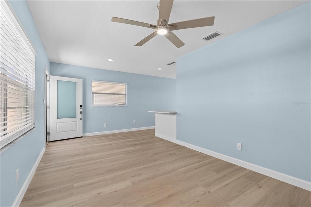 Под контрактом: $129,500 (1 спален, 1 ванн, 720 Квадратных фут)