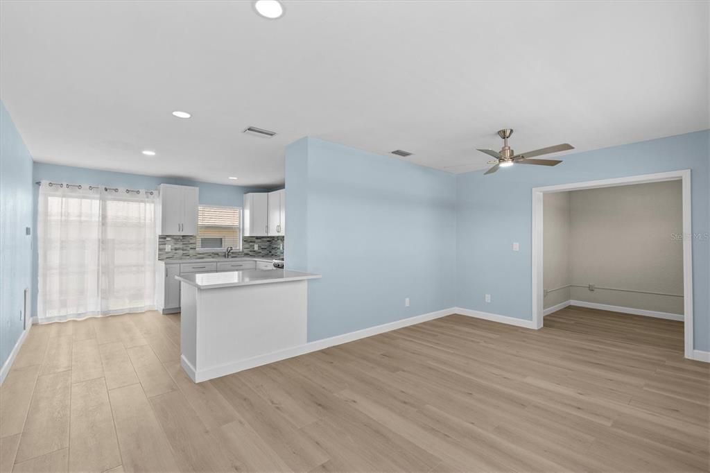 Под контрактом: $129,500 (1 спален, 1 ванн, 720 Квадратных фут)