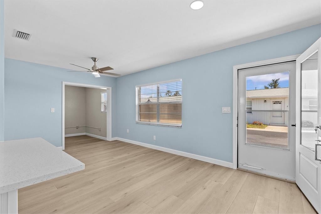 Под контрактом: $129,500 (1 спален, 1 ванн, 720 Квадратных фут)