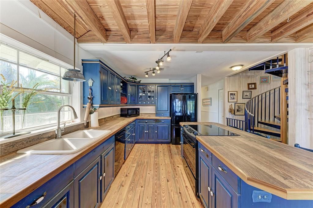 For Sale: $2,175,000 (3 beds, 2 baths, 1248 Square Feet)