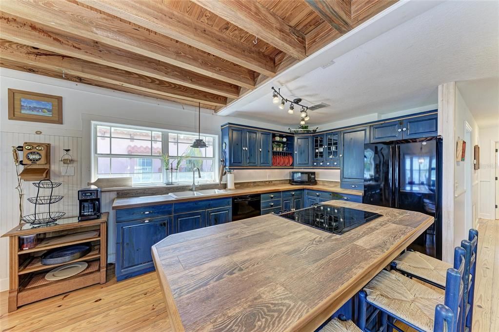For Sale: $2,175,000 (3 beds, 2 baths, 1248 Square Feet)