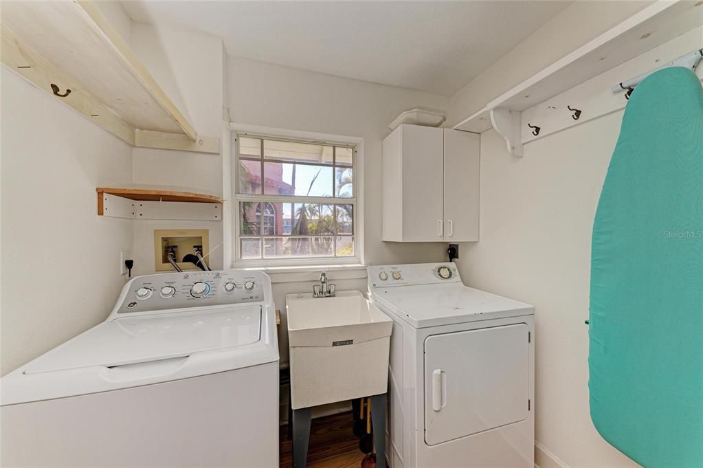 For Sale: $2,175,000 (3 beds, 2 baths, 1248 Square Feet)