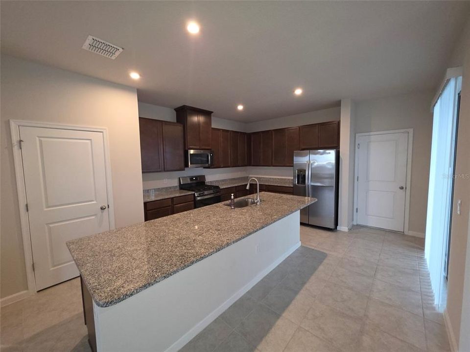 For Rent: $2,450 (3 beds, 2 baths, 1734 Square Feet)