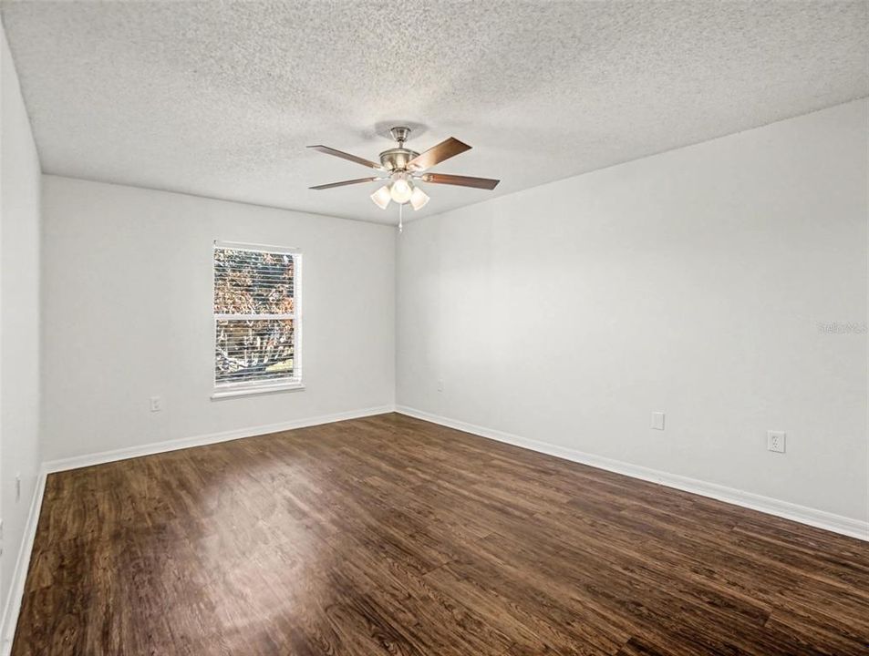 Active With Contract: $334,900 (3 beds, 2 baths, 1464 Square Feet)