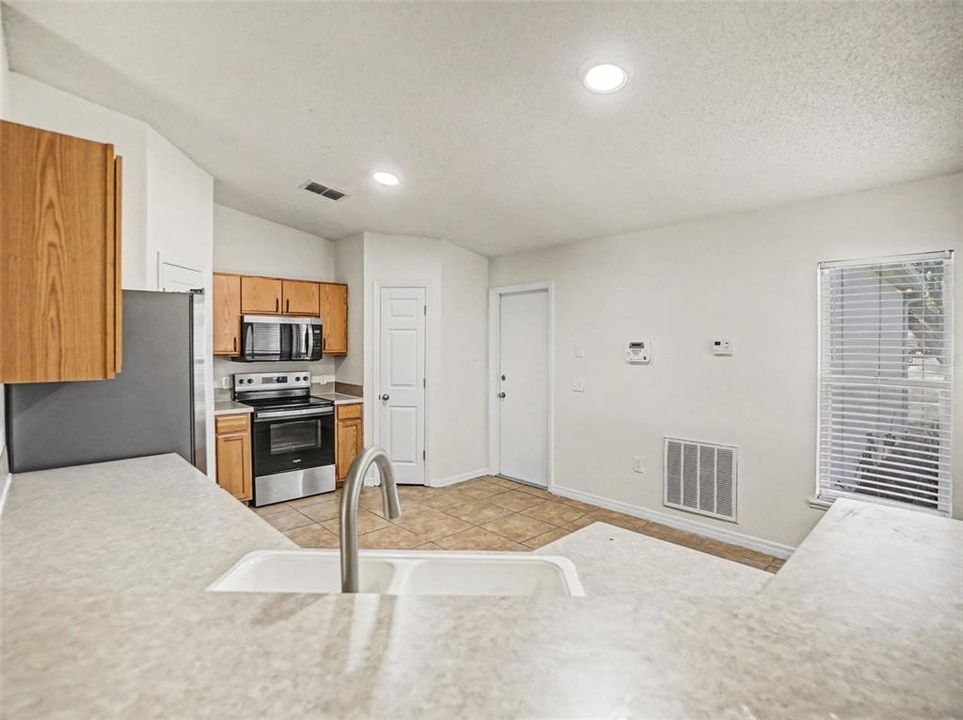 Active With Contract: $334,900 (3 beds, 2 baths, 1464 Square Feet)