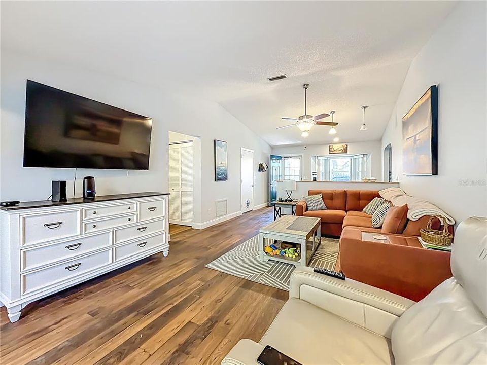 For Sale: $140,000 (2 beds, 2 baths, 1262 Square Feet)