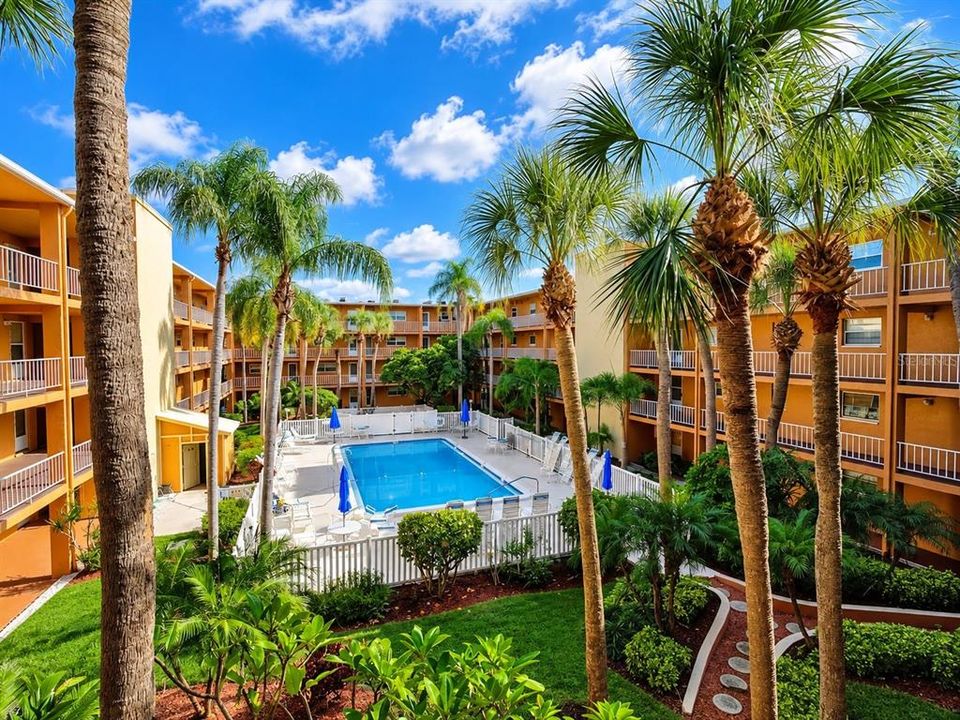 Active With Contract: $1,750 (1 beds, 1 baths, 747 Square Feet)