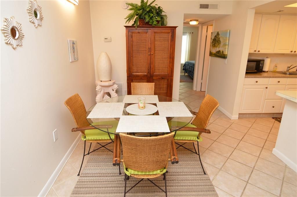 Active With Contract: $1,750 (1 beds, 1 baths, 747 Square Feet)