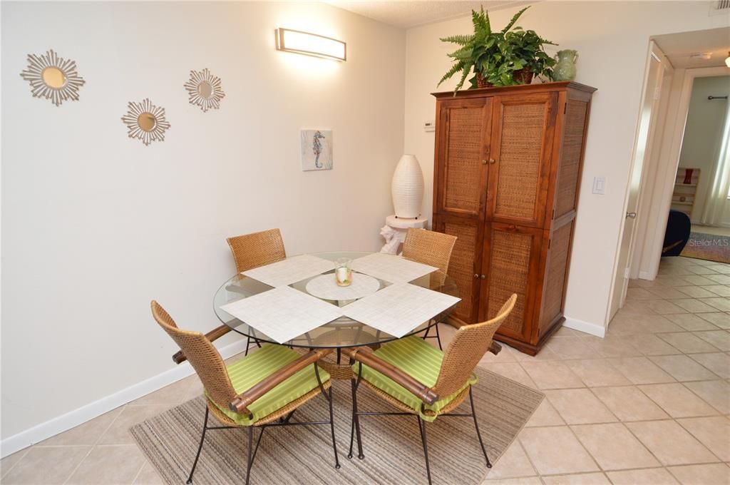 Active With Contract: $1,750 (1 beds, 1 baths, 747 Square Feet)