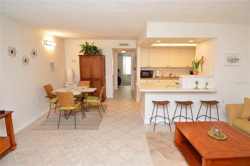 Active With Contract: $1,750 (1 beds, 1 baths, 747 Square Feet)