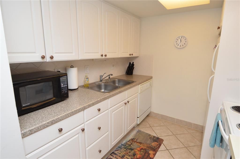 Active With Contract: $1,750 (1 beds, 1 baths, 747 Square Feet)