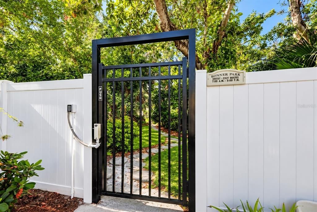 Active With Contract: $1,750 (1 beds, 1 baths, 747 Square Feet)