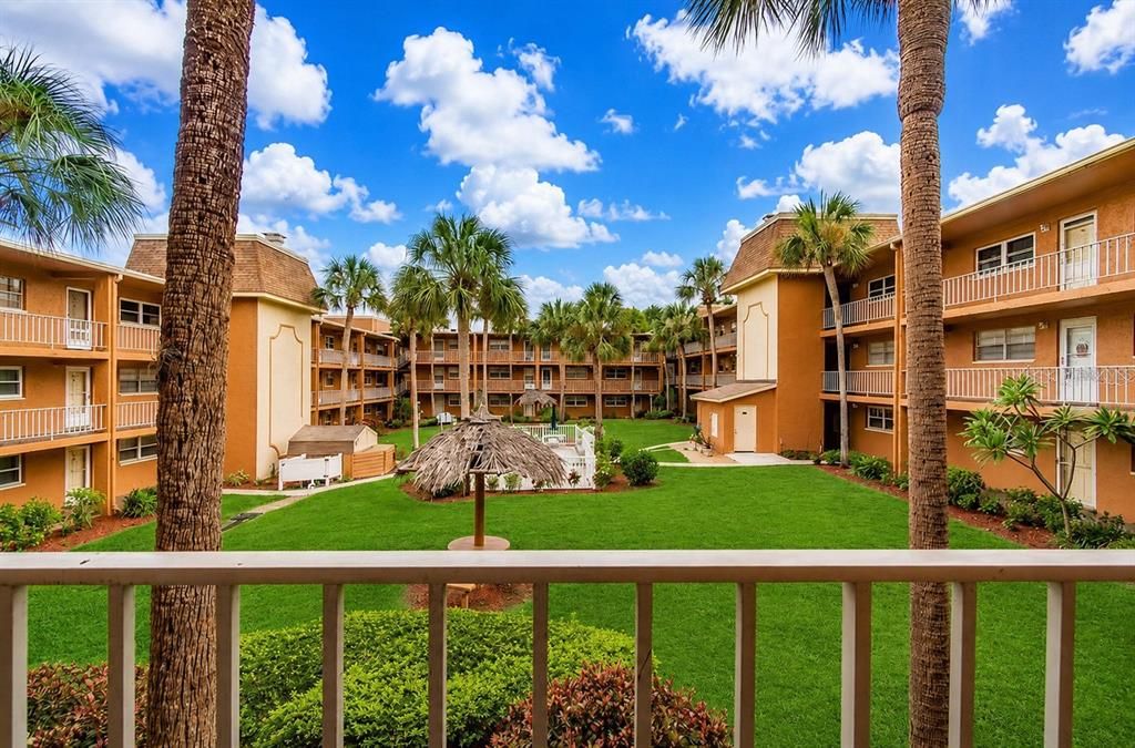 Active With Contract: $1,750 (1 beds, 1 baths, 747 Square Feet)